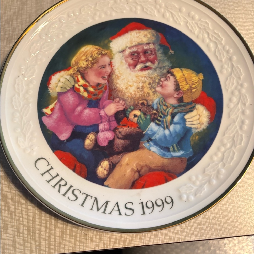 Avon Christmas 1999 Decorative Plate  Santa‘s tender moment